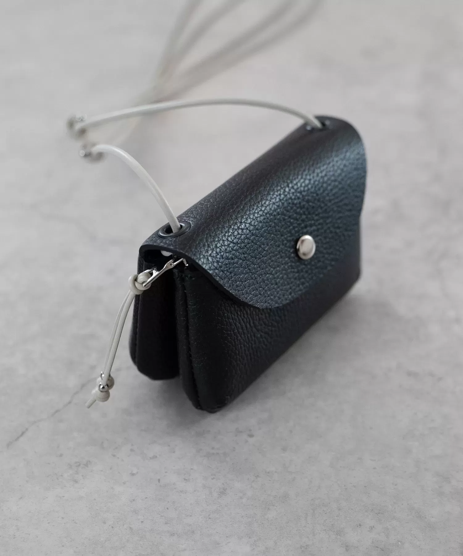 シュリンクレザーネックウォレット